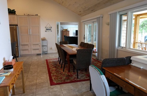 Ellsworth House | WINTER OPEN! 200' SUNSET BEACH MODERN HOUSE WIFI FIREPLACE PET FRIENDLY