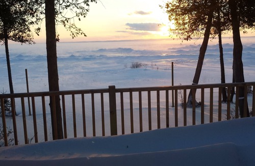 Ellsworth House | WINTER OPEN! 200' SUNSET BEACH MODERN HOUSE WIFI FIREPLACE PET FRIENDLY