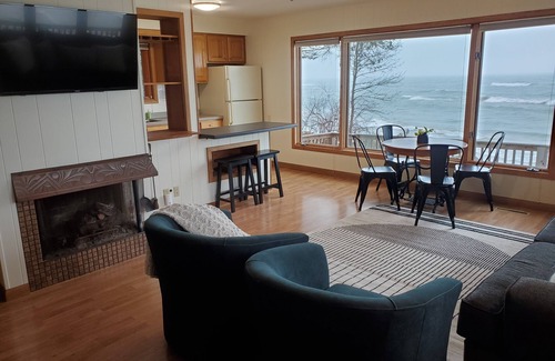 Hingham Cottage | Winter's a good time to stay in & cuddle at Surfdaze