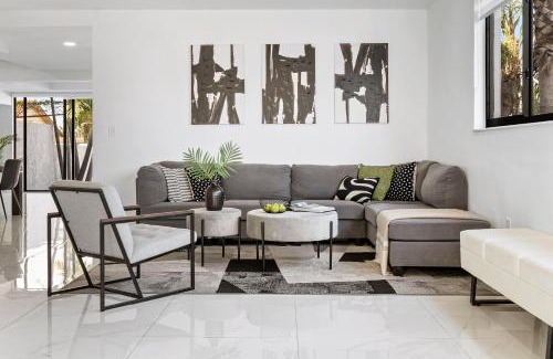 Olympia Heights House | Winter Sale! 4BR - Private Yard, Grill, Soaking Tub, Near Coral Gables & MIA Airport