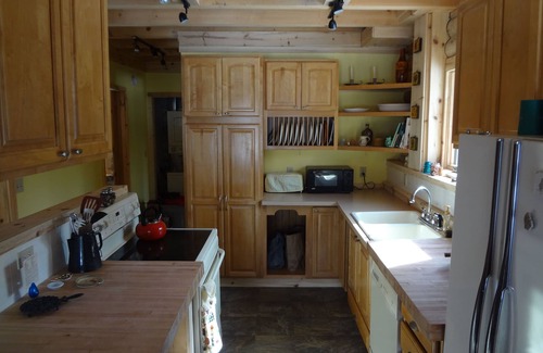 Honor Cabin | Winter wonderland is coming!Log home min. from Slpng. Bear Dunes & Crystal Mt.