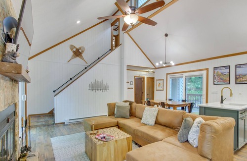 Chestnut Springs Cabin | Wintergreen Cabin w/ Hot Tub: Golf & Relax!