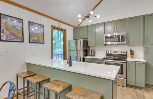 Chestnut Springs Cabin | Wintergreen Cabin w/ Hot Tub: Golf & Relax!