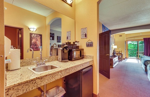 Wisconsin Dells Apartment | Wisconsin Dells Resort Condo: Golf Course On-Site