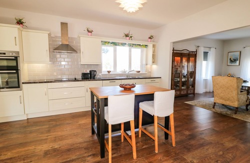 Annagry Cottage | WISTERIA COTTAGE, family friendly in Annagry, County Donegal