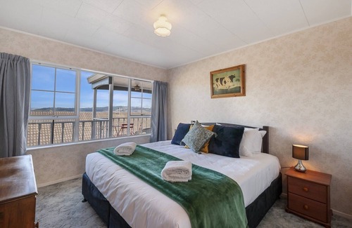 Richmond Heights House | With Spa! 5min to town / lake *No Service Fee*