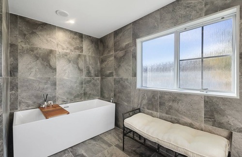 Richmond Heights House | With Spa! 5min to town / lake *No Service Fee*