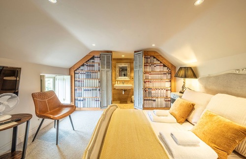 Holt Hotel | Wiveton Bell