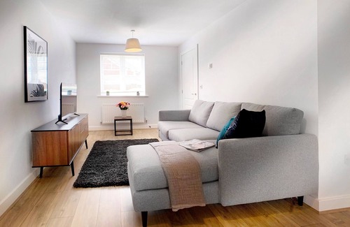 Wokingham House | Wokingham - Garden, Parking, Pets Welcome