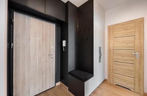Powazki Apartment | Wola Skwer Happy Apartment by BookingHost