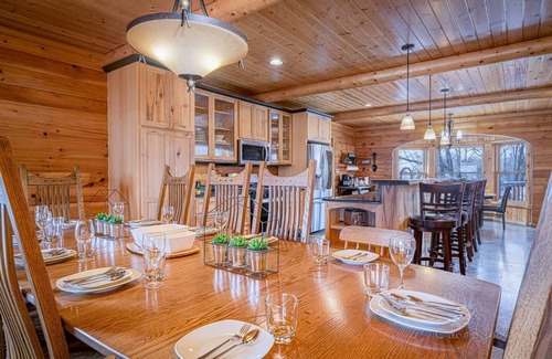 Kent Cabin | Wonder Bear Lodge | 7 Bedrms, King beds | Hot Tub | 6000+ sq ft!