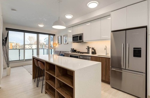 Sunnyside Apartment | *Wonderful* City View Condo in Trendy Kensington