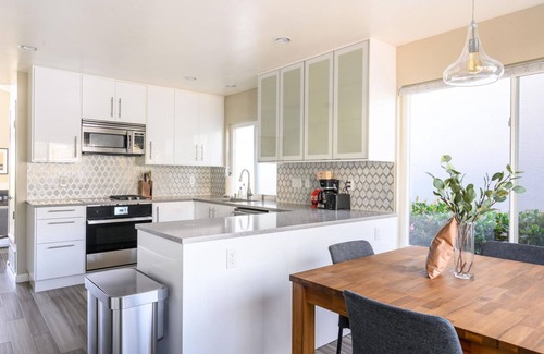 Foster City House | Wonderful Foster City 2BR w/Pool & Balcony, nr Parks, by Blueground