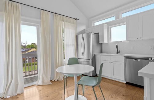 Northside Apartment | Wonderful Getaway 1BR with Balcony Views