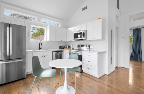 Northside Apartment | Wonderful Getaway 1BR with Balcony Views