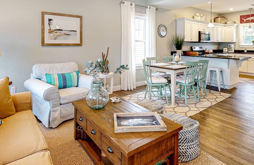 Arundel Condo | Wonderful home on quiet street with shared pool, fast WiFi, grill & backyard