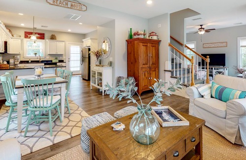 Arundel Condo | Wonderful home on quiet street with shared pool, fast WiFi, grill & backyard