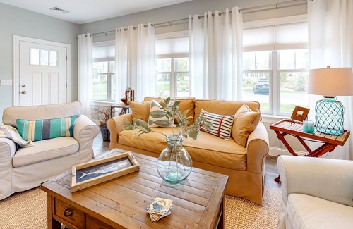 Arundel Condo | Wonderful home on quiet street with shared pool, fast WiFi, grill & backyard