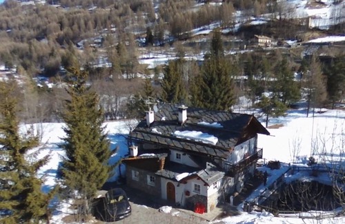 Cesana Torinese Cabin | Wonderful large Chalet surrounded by greenery 10 min from the village. Wifi and comfort.