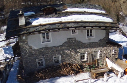 Cesana Torinese Cabin | Wonderful large Chalet surrounded by greenery 10 min from the village. Wifi and comfort.