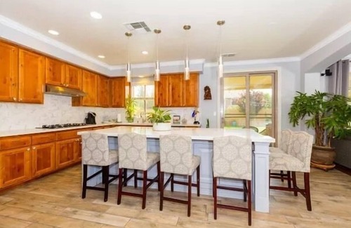 Roseville House | Wonderful Large Home very close to attractions! Newly painted exterior