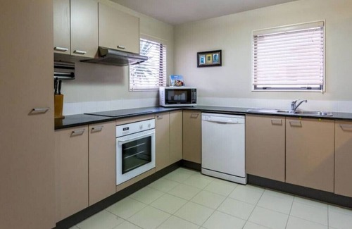 Mount Albert Apartment | Wonderful Penthouse by St. Lukes Mall Carpark&Wifi