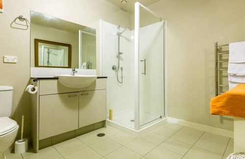 Mount Albert Apartment | Wonderful Penthouse by St. Lukes Mall Carpark&Wifi