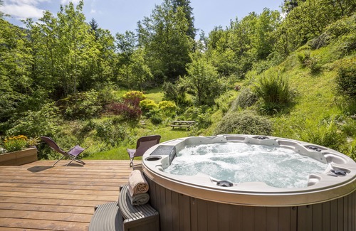 Les Houches Ski Chalet | Wonderful private chalet with a beautiful garden and outdoor hot tub.