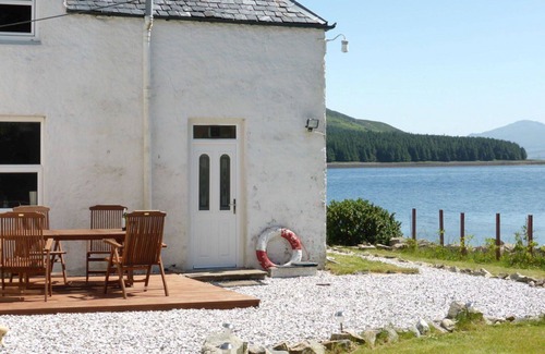 Breakish House | Wonderful private villa for 4 people with WIFI, TV, patio, pets allowed and parking