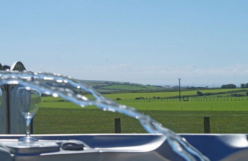 Garn Fadryn House | Wonderful private villa for 8 guests with hot tub, WIFI, TV, patio and parking