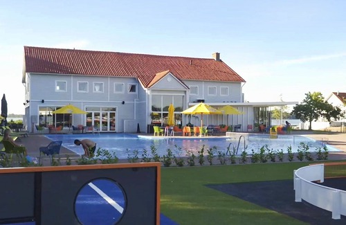 Nunspeet House | Wonderful private villa for 4 guests with pool, WIFI, TV, terrace and parking