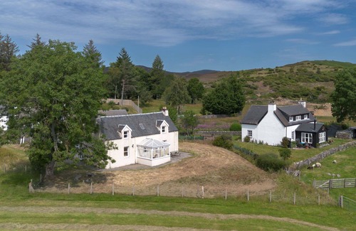 Balnain House | Wonderful private villa for 4 people with TV, patio, pets allowed and panoramic view