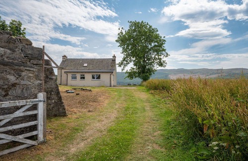 Balnain House | Wonderful private villa for 4 people with TV, patio, pets allowed and panoramic view