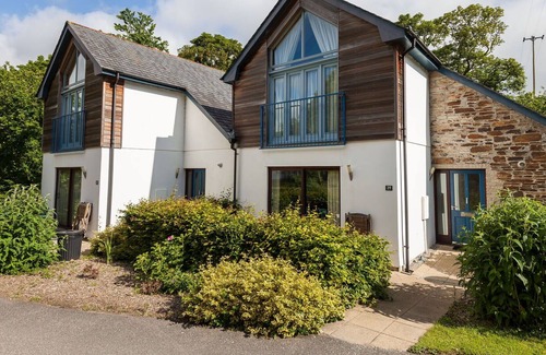 Carnon Downs House | Wonderful private villa for 4 guests with WIFI, pool, TV, patio, pets allowed and parking