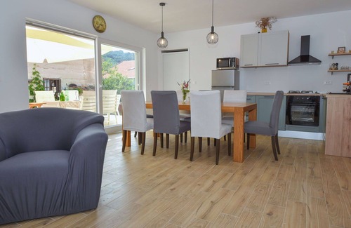 Iz House | Wonderful private villa for 6 guests with A/C, WIFI, TV, terrace, pets allowed and parking