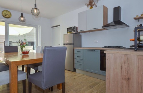 Iz House | Wonderful private villa for 6 guests with A/C, WIFI, TV, terrace, pets allowed and parking