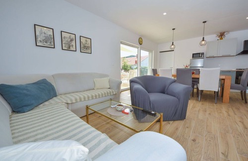 Iz House | Wonderful private villa for 6 guests with A/C, WIFI, TV, terrace, pets allowed and parking