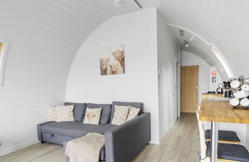 Hertford House | Wonderful villa for 6 people with hot tub, TV, terrace and pets allowed