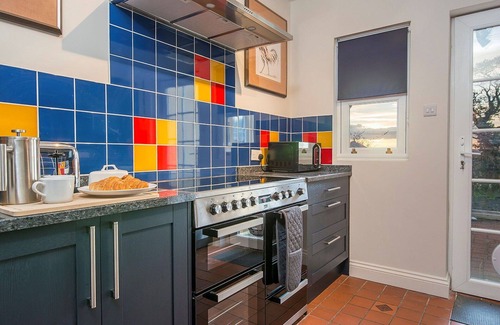 Carmarthen House | Wonderful villa for 19 people with hot tub, private pool, WIFI and pets allowed