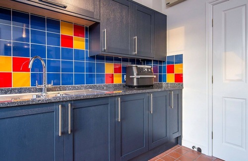 Carmarthen House | Wonderful villa for 19 people with hot tub, private pool, WIFI and pets allowed