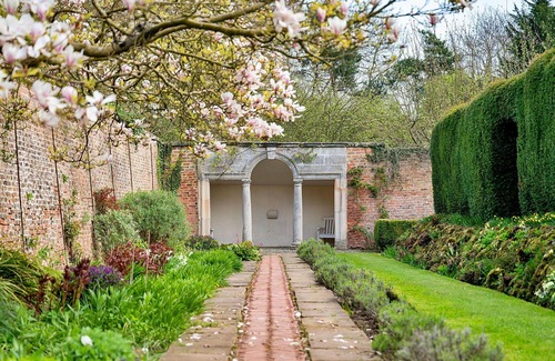 Thirsk House | Wonderful villa for 6 guests with WIFI, pool, hot tub, terrace and parking