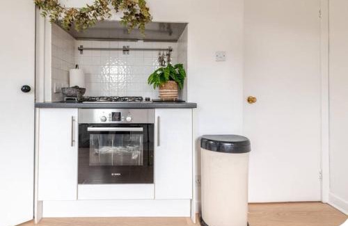 Gifford House | Wonderwall - Huge City garden room in luxury house - free parking