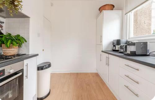 Gifford House | Wonderwall - Huge City garden room in luxury house - free parking