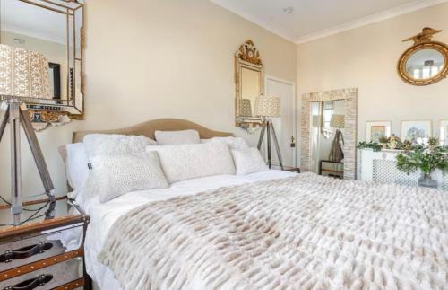 Gifford House | Wonderwall - Huge City garden room in luxury house - free parking