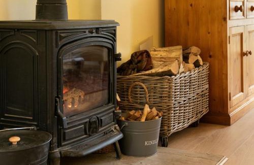 Nether Worton House | Woodcutter's Cottage - Peaceful Country Retreat!
