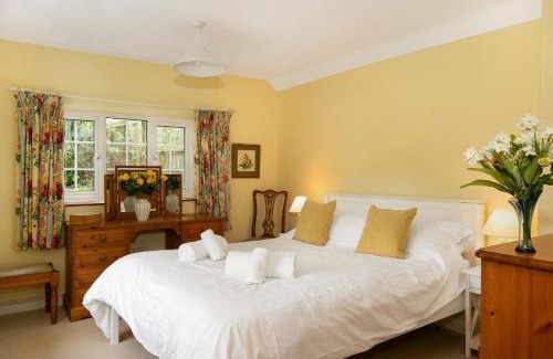 Nether Worton House | Woodcutter's Cottage - Peaceful Country Retreat!