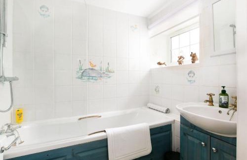 Nether Worton House | Woodcutter's Cottage - Peaceful Country Retreat!