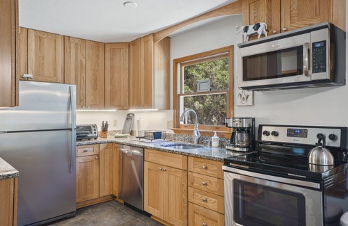 Front Royal Cabin | Wooded + Rustic Hideaway Minutes From River, Natl/State Parks, Hiking & Wineries