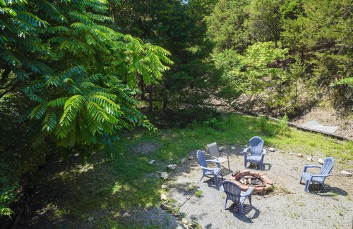 Front Royal Cabin | Wooded + Rustic Hideaway Minutes From River, Natl/State Parks, Hiking & Wineries