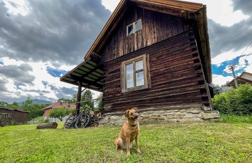 Dubrava Cottage | Wooden log cabin in traditional style